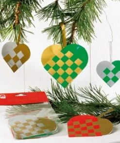 12 styk færdige flethjerter i farvet glanspapir som juletræspynt