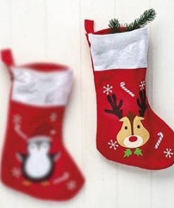 julesok i rød filt med motiv af rensdyr hoved og andre julefigurer