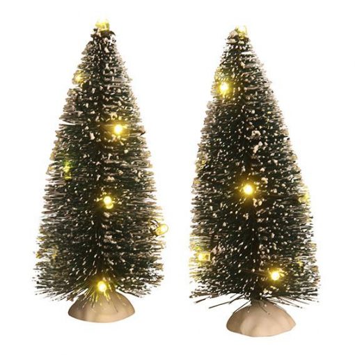 kleine grüne Weihnachtsbäume mit Lichterkette mit weißem Licht