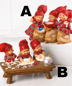 Figur mit drei Babyelfen durch Mehlsäcke, die Weihnachtskuchenteig machen