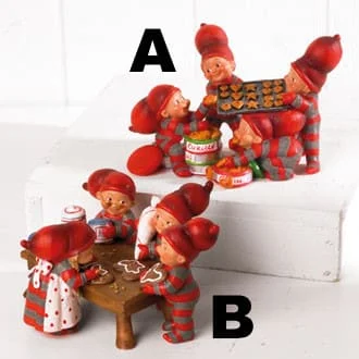 Figur mit vier Babyelfen, die Weihnachtsplätzchen in Kuchenformen legen