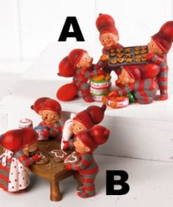 julefigur med fire babynisser som bager og pynter honninghjerter til jul