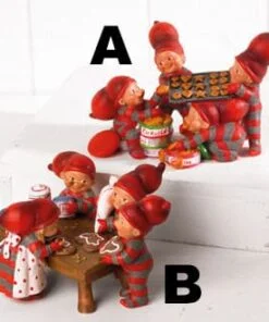Weihnachtsfigur mit vier Babyelfen, die Honigherzen für Weihnachten backen und verzieren