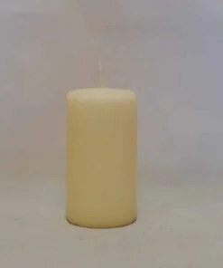 klassische billige cremefarbene Kerze 6 x 11 Zentimeter