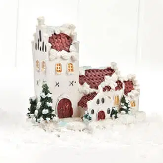kleine weiße Kirche für Weihnachtslandschaft und Weihnachtsdorf