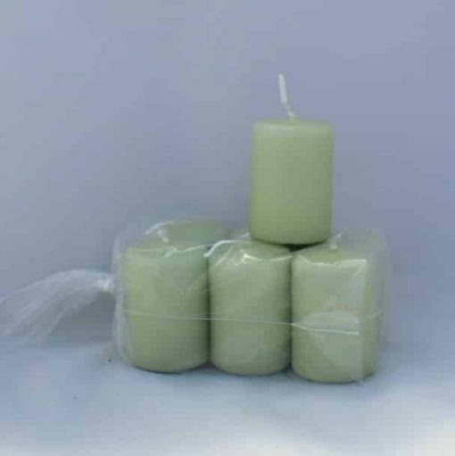 kleine staubgrüne Kerzen 4 x 6 Zentimeter im Beutel zu 6 Stück