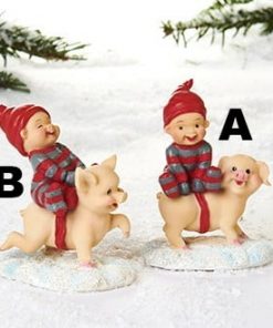 babynisse sidder på julegris i sne