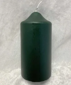 dunkelgrüne Qualitätskerze mit Kronenaufsatz 6 x 12 Zentimeter