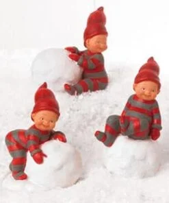 Babysitter werfen mit Schneebällen drei verschiedene Pobrafiguren