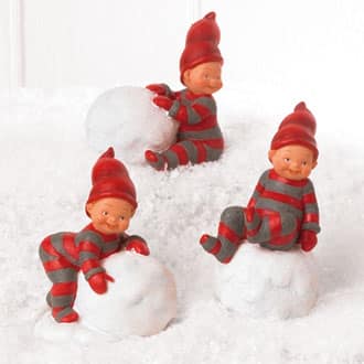 babynisser kaster med snebolde tre forskellige pobra figurer