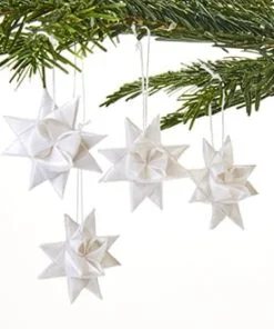 fertig geflochtene weiße Sterne für Weihnachten und für den Weihnachtsbaum