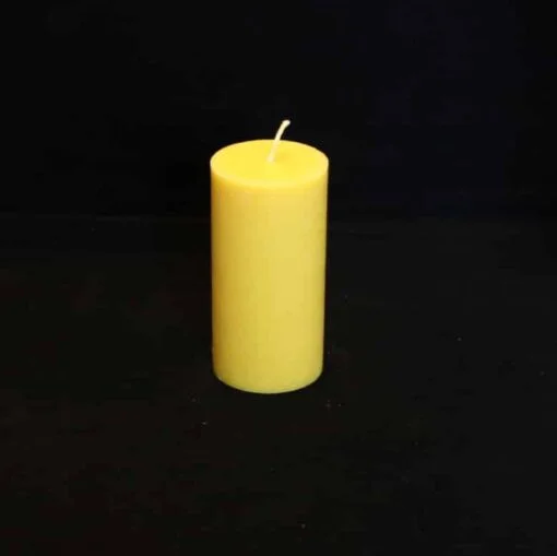 gelber Blocklichtdurchmesser 6 Zentimeter und Höhe 12 Zentimeter