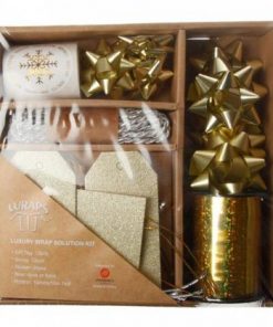 Box mit gold- und silberfarbenen Geschenkbändern und Geschenkanhängern