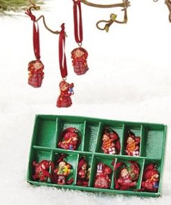 kleine Babysitterfiguren mit Weihnachtsgeschenken zum Aufhängen mit roter Schleife