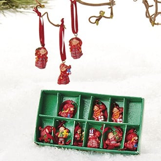 kleine Babysitterfiguren mit Weihnachtsgeschenken zum Aufhängen mit roter Schleife