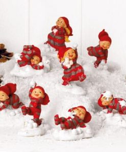 babynisse sæt med otte figurer der leger i sneen med snebolde