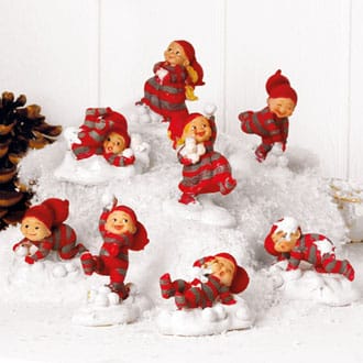 babynisse sæt med otte figurer der leger i sneen med snebolde