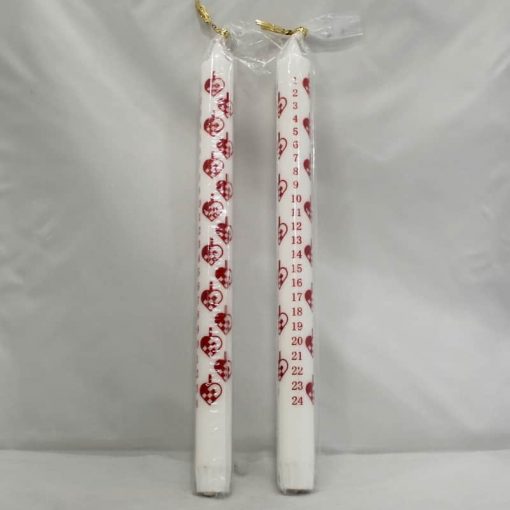 dünne weiße Kalenderkerze in reiner Kerze mit roten Zahlen und roten Weihnachtsmotiven
