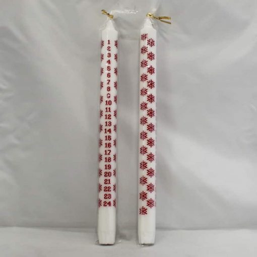 dünne weiße Kalenderkerze mit roten Zahlen und roten Weihnachtsmotiven für Kinder