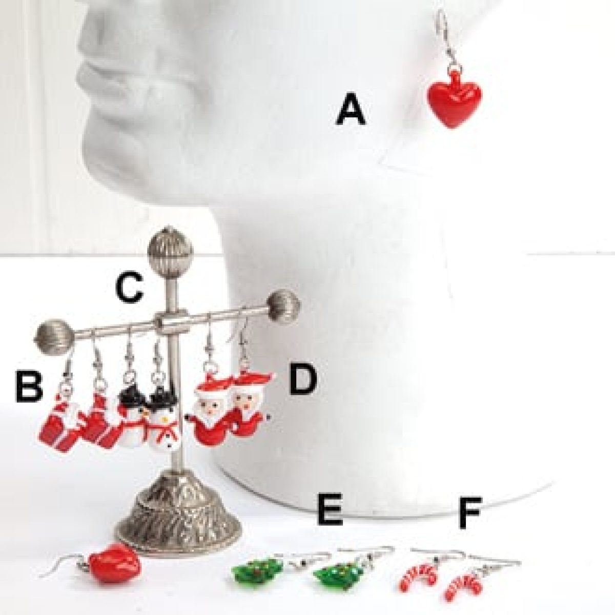 Øreringe med i i rød/hvid. Kalendergaveidé piger - Julebutik med nisseshop, julepynt, stearinlys, juletræer, julekugler