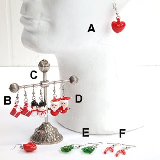 øreringe med minifigur i glas med en julestok i rød/hvide bolsjestribede farver