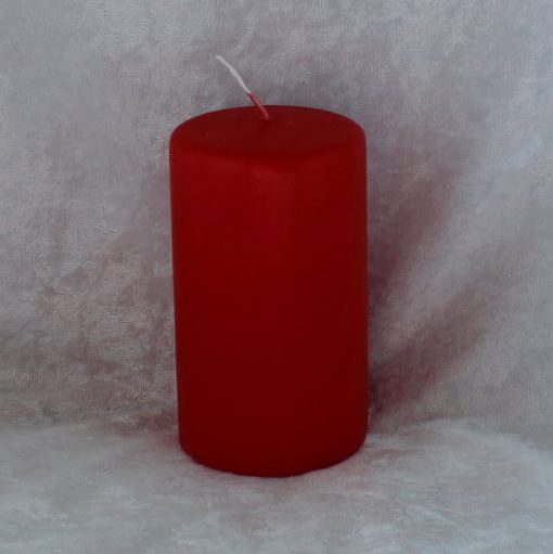 kasse med 12 styk røde kvalitets stearinlys med 50 brændetimer 12 centimeter høj og 7 centimeter i diameter