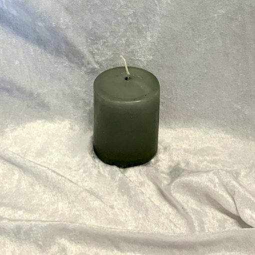 kleine moosgrüne Kerze Blockkerze 6 x 8 Zentimeter