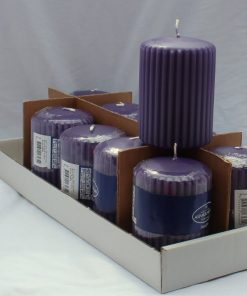 kasse med 10 styk lilla bloklys med riller diameter 7 centimeter stearinlys tilbud