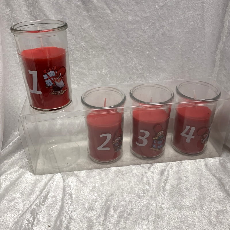 adventskerzen in 4 gläsern rote kerze mit juliuselfen für sichere weihnachten