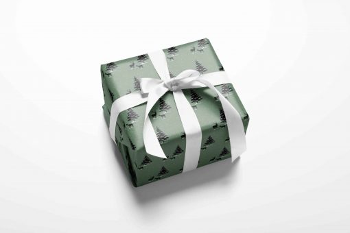 grønt julegavepapir med christmas nature mønster som pakke