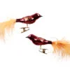 2 styk glasfugle med fjerhale og clips i skinnende mørke røde nuancer