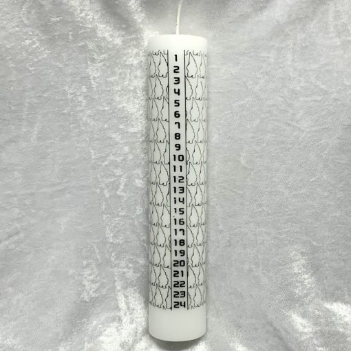 Kalenderkerze in Weiß mit schwarzen Wichtelchen mit einem Durchmesser von 5 Zentimetern und 25 Zentimetern