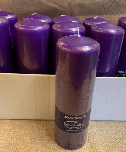 lila Blockkerzen in 100 Prozent reinem Kerzenwachs im Angebot