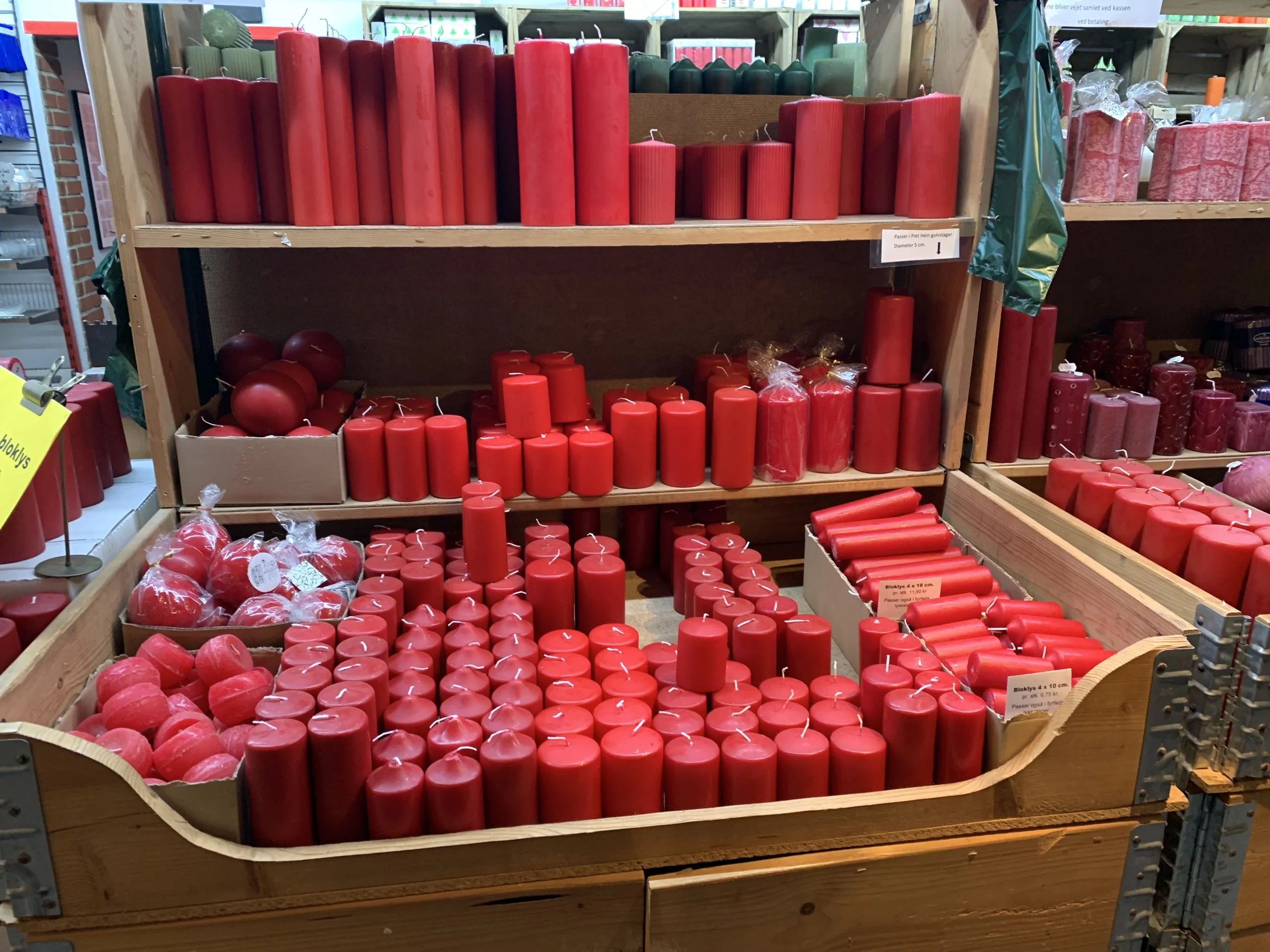 røde og bordeauxrøde bloklys med forskellige diameter og højde
