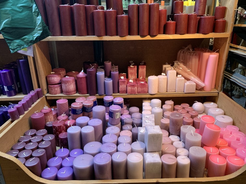 stearinlys i butikken er opdelt i farvekategorier