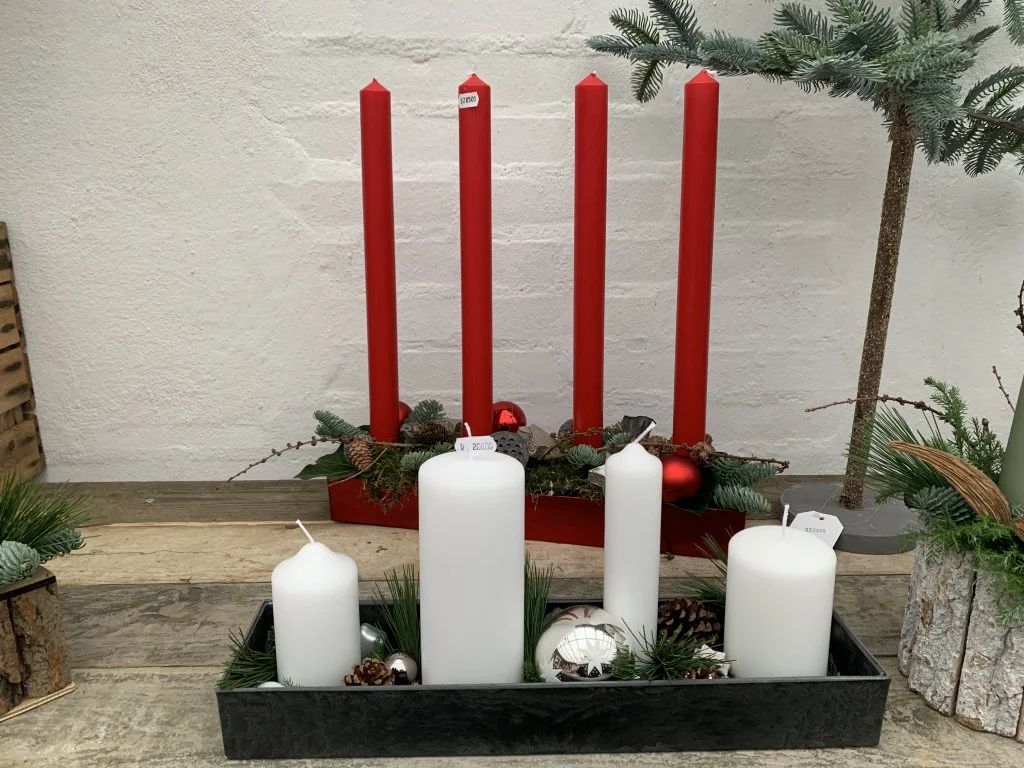 Kerzen in verschiedenen Größen in Adventsdekoration