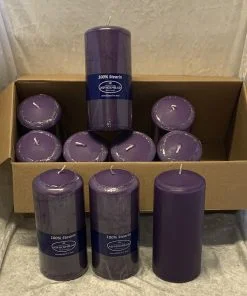 Boxangebot 10 Stück violette Blockkerzen Durchmesser 6,8 von asp-holmblad in reinem Kerzenwachs