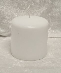hvid stearinlys bloklys der er lav og bred på 9,5 x 9,5 centimeter