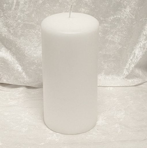 weiße Kerze Blockkerze, die mit 9,5 x 19 Zentimeter hoch und breit ist