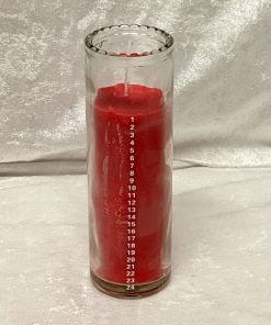 lille kalenderlys i glas rød med tal og takket kant højde 16 centimeter