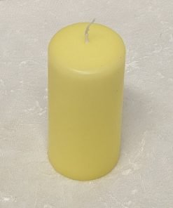 hellgelbe Blockkerze 5,8 x 12 Zentimeter günstige Kerze für Ostern