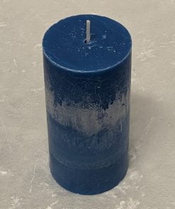 bloklys i ren stearin i flot azurblå farve der måler 6 x 12 centimeter