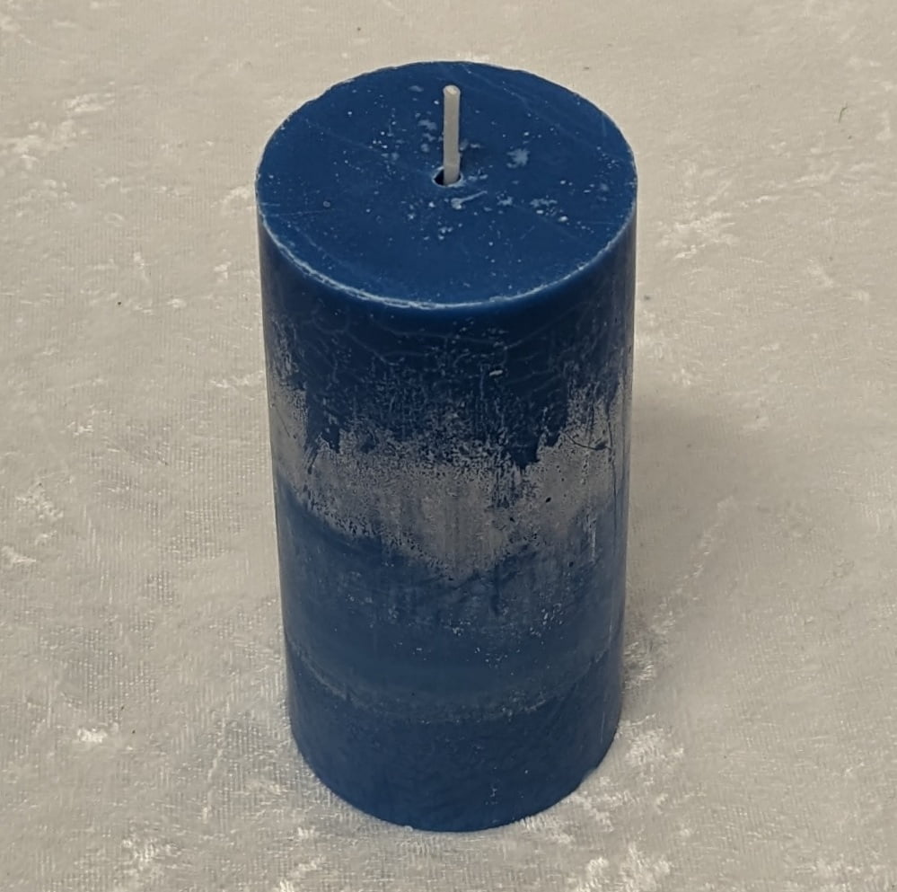 bloklys i ren stearin i flot azurblå farve der måler 6 x 12 centimeter