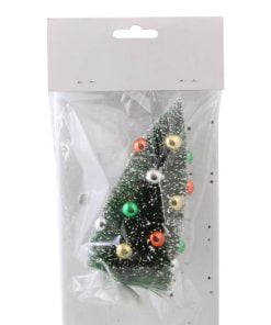 grøn plastik juletræ pyntet med julekugler i forskellige farver