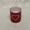 glas med stearinlys med rød label med hvidt hjerte og diameter på 7 centimeter