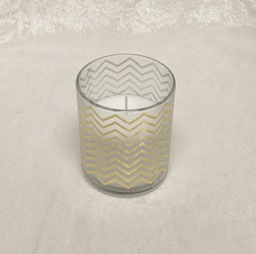 Glas mit Kerze mit goldenem Siegelmuster und einem Durchmesser von 7 Zentimetern