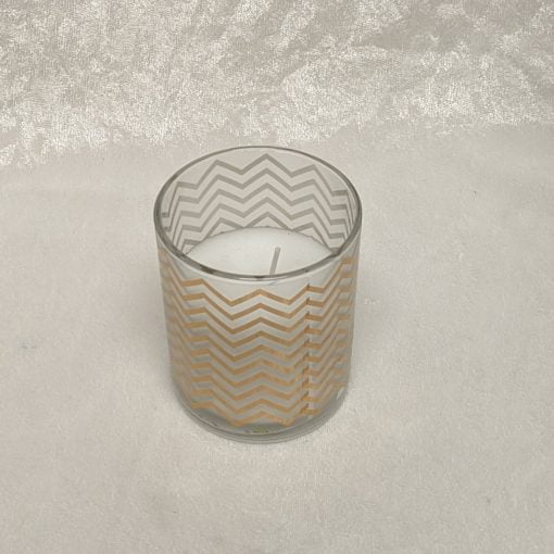 glas med stearinlys med kobber zig zag mønster og diameter på 7 centimeter