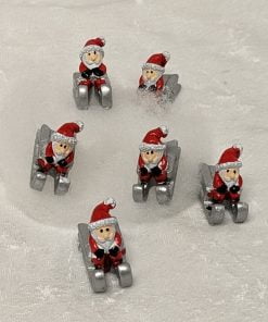 små miniature julefigurer med julemanden i kanen 6 styk som måler 3 x 3,4 centimeter