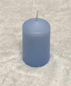 Große Auswahl an hellblauen Kerzen in vielen Größen wie dieser von 4,8 x 8 Zentimetern