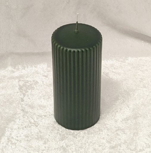 mørkegrøn rillet stearinlys på 15 centimeter til juledekoration og til bordet